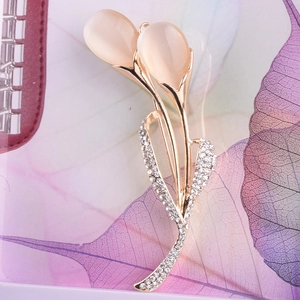 Broche tulpe dorée élégante avec pierres œil de chat roses et cristaux scintillants