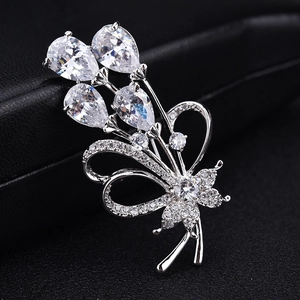 Broche fleur en zircone raffinée avec placage argent sur boîte cadeau en cuir noir