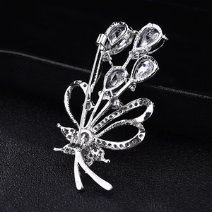 Broche fleur argentée élégante avec oxydes de zirconium sur un coffret en cuir noir chic
