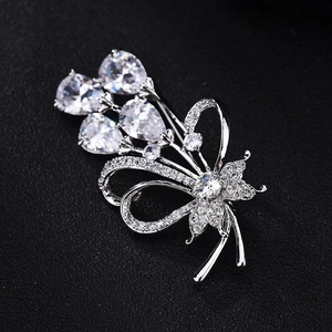 Élégante broche fleur et papillon en argent avec zircons blancs sur cuir noir mat