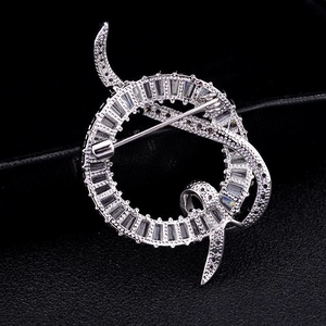 Élégante broche serpent en argent avec pavé de zircons et design ruban circulaire