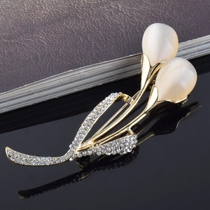 Détails de la broche tulipe dorée avec pierres effet opale et strass blancs micro-sertis