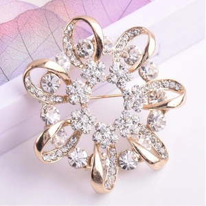 Broche fleur en cristal élégante plaquée or avec des strass brillants pour femmes