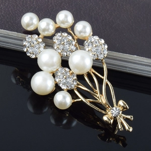 Eleganter Gold-Bouquet-Brosche mit weißen Perlen und funkelndem Strassstein-Schleifen-Detail