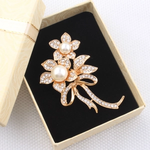 Broche élégante en forme de fleur et ruban avec perles blanches et strass en coffret