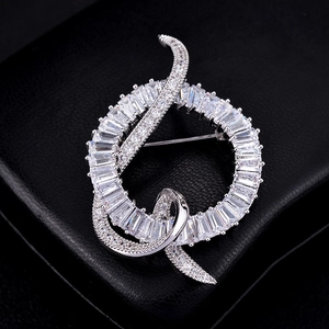 Détail de la broche ruban argentée ornée de zircons cubiques baguettes et ronds brillants