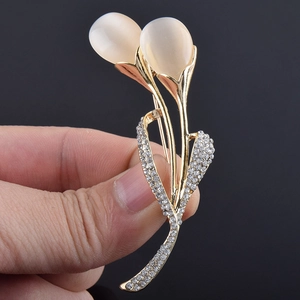 Détail de la broche tulipe avec pierres effet opale et zircons blancs sur tige dorée