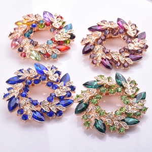 Vue macro de quatre broches en cristal avec des strass marquises de couleurs variées