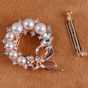 Elegant Alloy Wreath Artificial Pearl Brooch Rose Gold Rhinestone Bow Pin Jewelry For Women Wedding Banquet Scarf Buckle Accessory