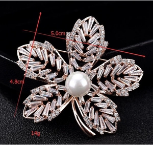 Détails de la broche fleur en zircon avec perle centrale, dimensions 5,0 cm x 4,8 cm