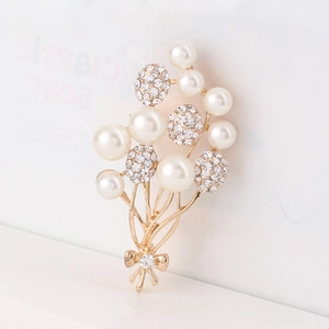 Eleganter Blumen-Brosche mit Strasssteinen und Perlen sowie Schleife in hellem Gold