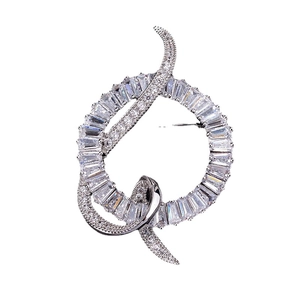Élégante broche argentée en forme de Q avec cristaux de zircone et finition polie