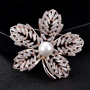 Élégante Broche Fleur Feuille en Cuivre avec Zircone et Künstliche Perle pour Femme Homme Bijoux de Mode Costume Veste Décoration Accessoire