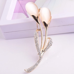 Macro de la broche tulipe dorée avec opales roses et strass blancs étincelants