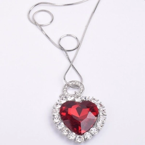 Élégant collier long avec grand pendentif cœur en cristal rouge et chaîne serpent