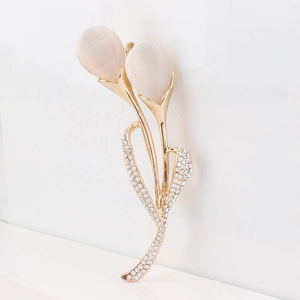 Broche tulipe dorée élégante avec pierres d'opale rose et accents de feuilles en strass