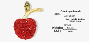 Détail macro de la broche pomme en zircon rouge, taille 3,65x2,5cm et poids 12,5g