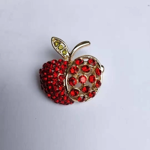 Broche pomme exquise avec des strass rouges et jaunes sur une base en alliage doré