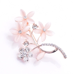 Makroaufnahme der roségoldenen Blumenbrosche mit rosa Opal-Blütenblättern und Strasssteinen