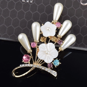 Eleganter Blumen-Brosche aus Legierung mit weißen Perlen, Kristallen und Gold-Finish
