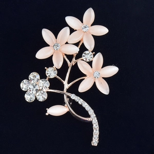 Detail der Blumenbrosche mit rosa Katzenaugenstein-Blütenblättern und glitzernden Strasssteinen