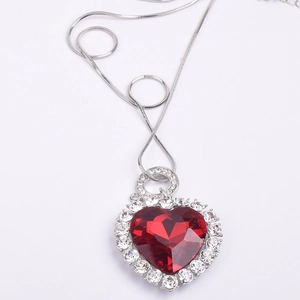 Long collier élégant avec pendentif coeur en cristal rouge et strass étincelants