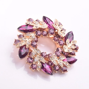 Vue détaillée de la broche fleur en cristal violet avec strass et finition dorée élégante