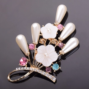 Eleganter goldener Blumen-Anstecknadel mit weißen Perlen und bunten Strasssteinen auf Schwarz