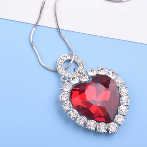 Collier Pendentif Cœur en Alliage à la Mode pour Femmes Rouge Noir Cristal Artificiel Strass Chaîne de Pull Élégante Bijoux Cadeau de la Saint-Valentin