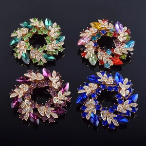 Broches couronne exquises avec cristaux colorés sur placage or de haute qualité