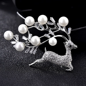Broche en Cuivre Argenté Élégante Forme de Renne Avec Künstliche Perles de Coquillage et Zircone Bijoux de Mode pour Femmes