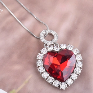 Collier élégant avec pendentif en cristal de coeur rouge et entourage de diamants