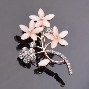 Elegante Blumenbrosche mit Katzenaugensteinen und Kristallen in Roségold-Fassung
