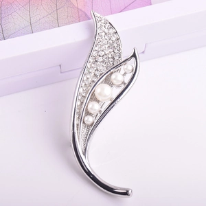 Élégante broche feuille en argent avec strass et cinq perles pour bijoux de femme