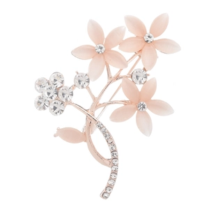 Eleganter roségoldener Blumenanstecker mit rosa Opalblättern und funkelnden Kristallen