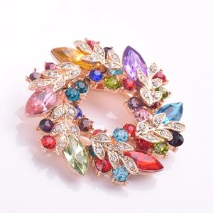 Vue détaillée de la broche fleur en cristal multicolore avec base en alliage doré