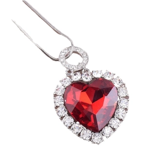 Collier élégant avec pendentif coeur en cristal rouge et bordure en zircon sur chaîne argent