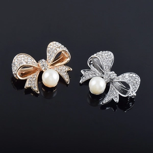 Eleganter Schleifenbrosche mit Perlen und Kristallen in Gold und Silber für Damen