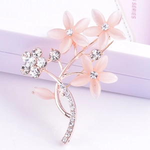 Eleganter roségoldener Blumen-Anstecker mit rosa Opal-Blüten und funkelnden Kristallen