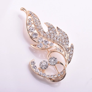 Broche élégante en feuille d'or avec micro-cristaux étincelants sur fond blanc épuré