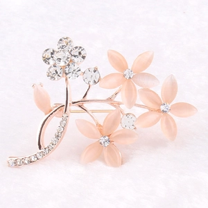 Nahaufnahme der eleganten Blumenbrosche mit rosa Katzenaugensteinen und Glitzersteinen