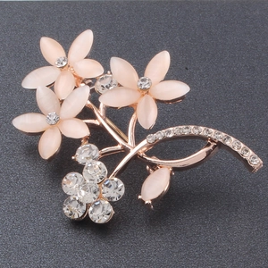 Makroansicht der Blumenbrosche mit rosa Katzenstein-Blütenblättern und Strass-Details