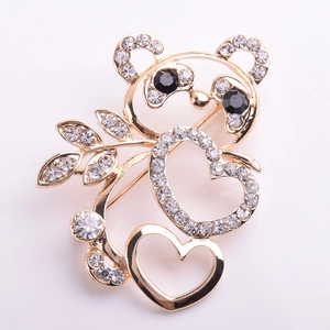 Détail de la broche panda avec cristaux blancs et placage à l'or sur le métal