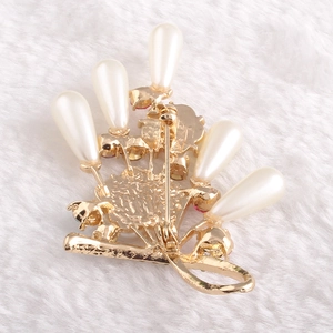 Detailansicht der Rückseite der goldenen Blumenbrosche mit Anstecknadel und Verarbeitung