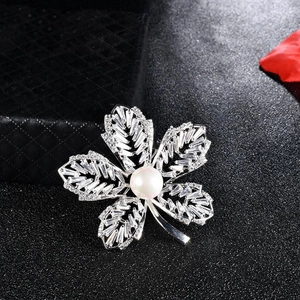 Élégante broche feuille argentée avec zircons et une perle blanche pour femmes
