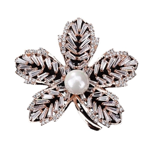 Élégante broche fleur en or rose avec pétales en zircon et perle blanche centrale