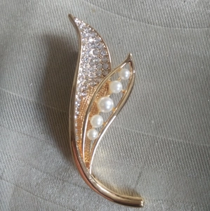 Broche élégante en forme de feuille dorée avec cristaux et cinq perles blanches