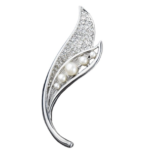 Broche feuille argentée élégante avec strass brillants et perles blanches sur fond blanc