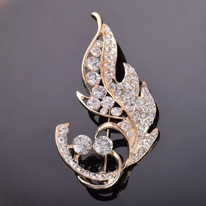 Broche élégante en forme de feuille dorée ornée de cristaux et design de plumes ajouré