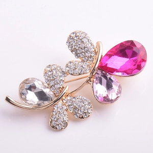 Vue détaillée de la broche papillon avec cristaux multicolores et placage à l'or brillant